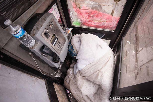 英国一个无家可归的人的悲剧 他在超市外的电话亭里住了四个月