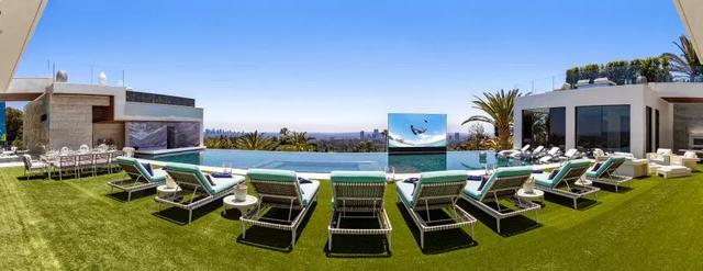 洛杉矶Mega Mansion 尽管降价25%被销售 但还是价值12亿人民币 洛杉矶Mega Mansion 尽管降价25%被销售 但还是价值12亿人民币
