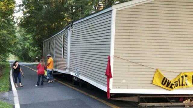 房屋满街跑 整栋房子被遗弃在了公路上 美国警察无可奈何 房屋满街跑 整栋房子被遗弃在了公路上 美国警察无可奈何