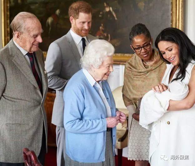 英国王室新宝宝取名“阿奇” 哈里和梅根带孩子首次亮相