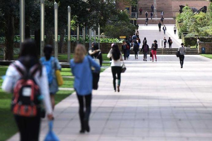 “澳洲大学就是骗钱的，不会英语都能上！”澳高校对留学生疯狂放水，学生听课用翻译器！